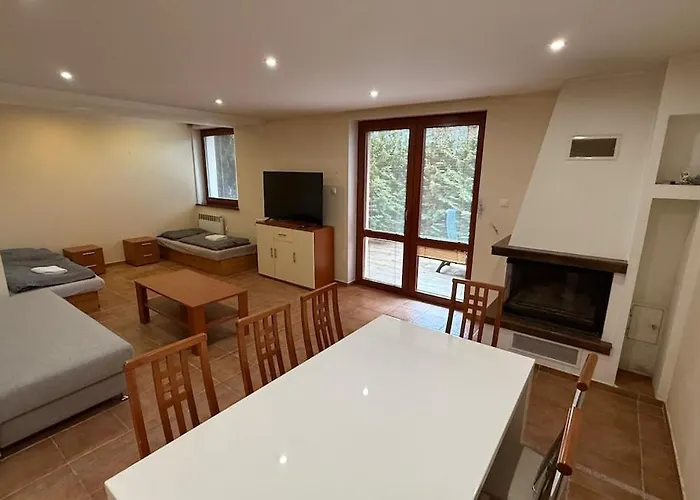 アパート 4 Apartment, Hriadky,